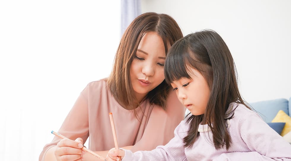 勉強する子供と女性