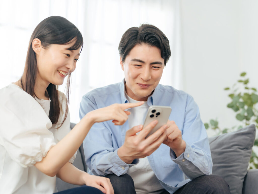 スマホを見て笑う男女
