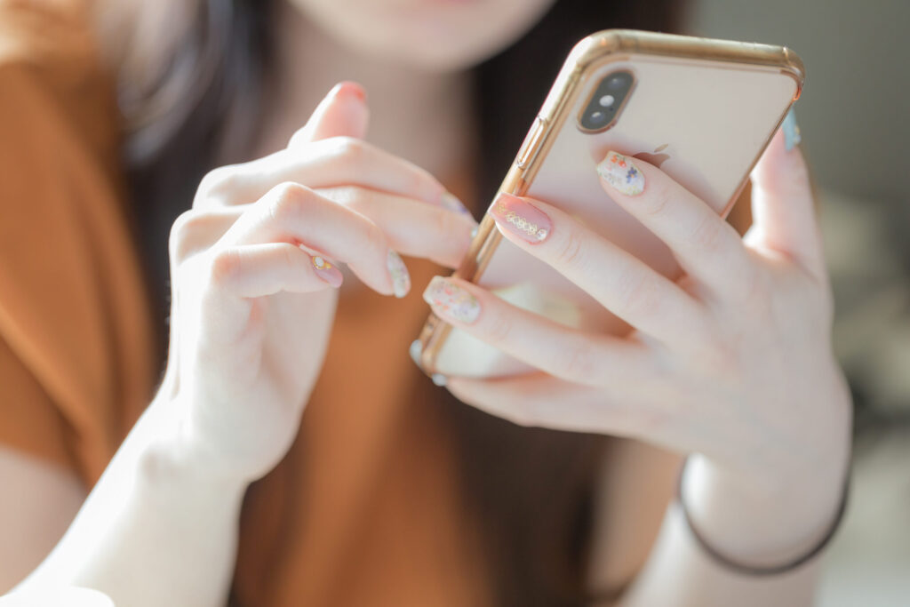 スマホを見る女性